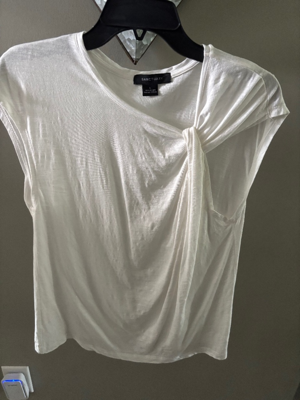 Sancturary capped sleeve ivory asymmetrical top. Size L